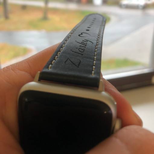 Foto - eses kožený remienok s gravírováním "Z lásky" pre Apple Watch čierny s bielym prešívaním 42mm/44mm/45mm