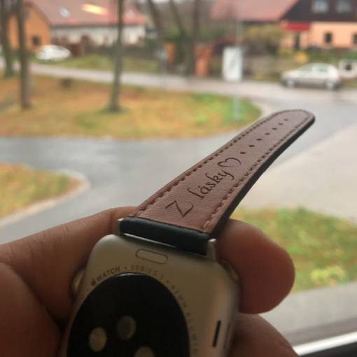 Foto - eses kožený remienok s gravírováním "Z lásky" pre Apple Watch čierny s bielym prešívaním 42mm/44mm/45mm